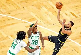 勇士NBA战胜快船，库里连中三分